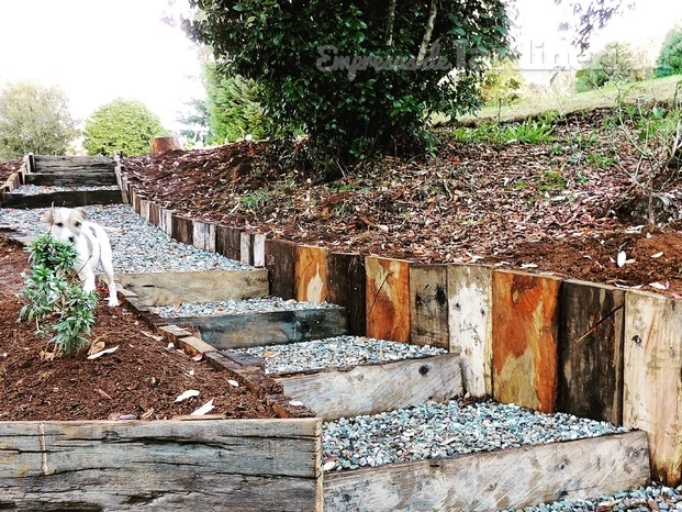 Escalera de gravilla y durmientes y contención de madera reciclada